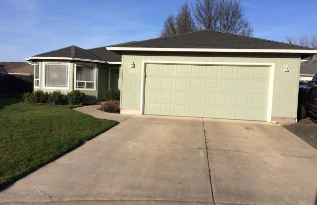1035 Iris Circle - 1035 Iris Cir, Central Point, OR 97502