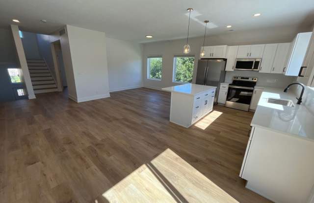 4BR 3bath Townhome NEW CONSTRUCTION Midtown Gallery 4
