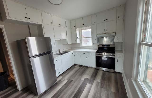 133 Winifred Street West - 3 photos photos