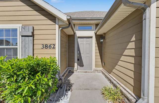 Beautiful 3 Bed / 2 Bath Home with Modern Upgrades & Huge Backyard – Move‑In Ready ASAP Gallery 1