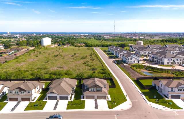Stunning 4x3 Luxury Duplex in Buda, TX! Gallery 3