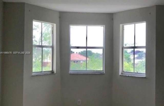 2731 SE 17th Ave photos photos