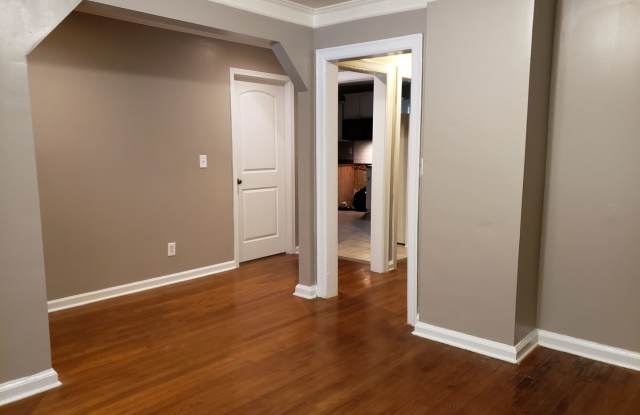 MOVE IN TODAY! Cute 3 bedroom 2 bath located in Sylvan Hills, Atlanta Gallery 4