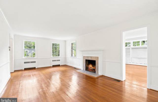 4530 DEXTER Street NW Gallery 4