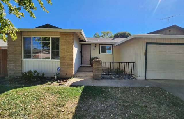 Adorable 4/2 With GREAT Backyard. Gardener Included!!!! - 2727 Honeysuckle Way, Sacramento, CA 95826