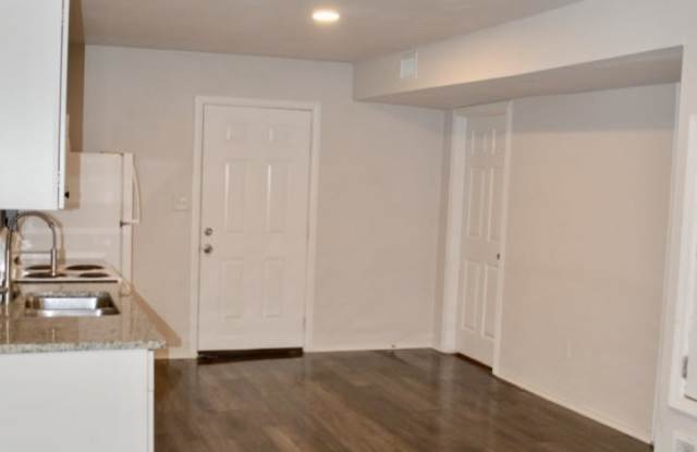 416 Collingsworth - 2 Gallery 3