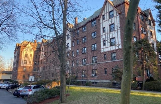 622 PELHAMDALE AVENUE - 620-622 Pelhamdale Avenue, Pelham Manor, NY 10803