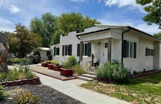 Adorable Three-bedroom home! Centrally Located Gallery 3