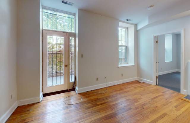 Capitol Hill 2 bedroom in Historic Building with Private Patio! Gallery 3