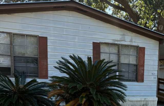 3-Bedroom 2-Bath Home w/ Screened in Porch in Niceville $1,450.00 mo. - 932 Linden Avenue, Niceville, FL 32578