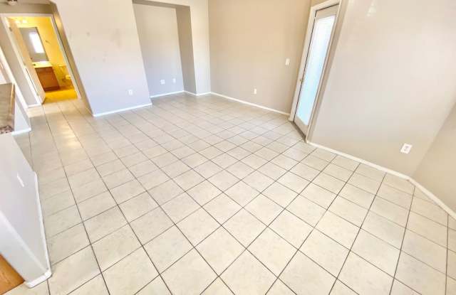 **WONDERFULL SPACIOUS 2 BEDROOM CONDO!!! ** Gallery 4