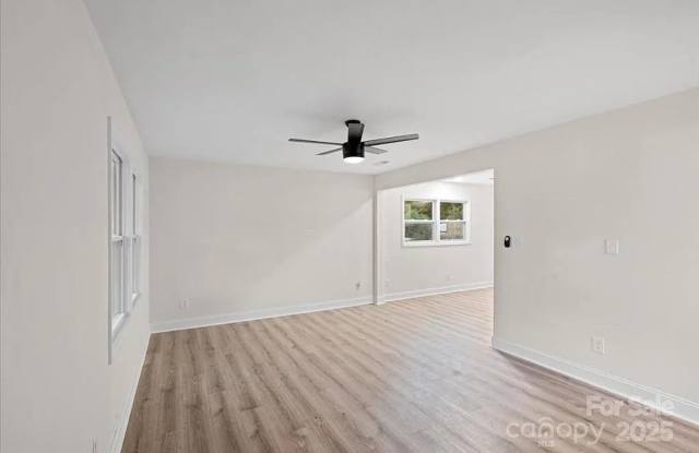 Room in 3 Bedroom Home at Braden Dr Gallery 4