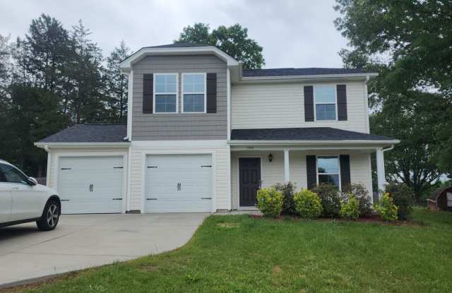 4 Bedroom House with Double Garage FOR RENT in Winston-Salem - 1950 Skycrest Drive, Winston-Salem, NC 27127