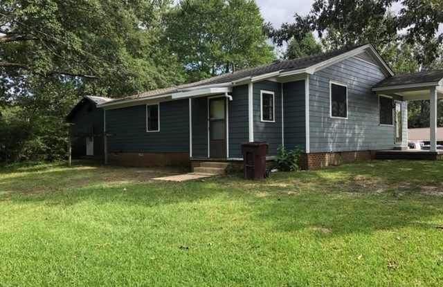 Renovated 2 Bedroom 2 Bath Home for Rent with Detached Garage! - 2866 Southern Heights Road, Tupelo, MS 38801