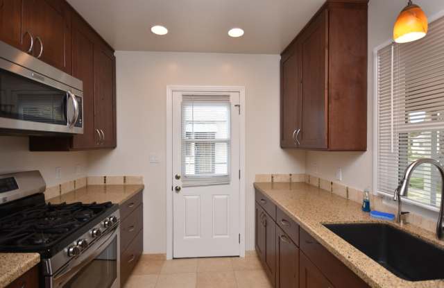 Charming 3 bedroom home in Oceanside by the beach. Gallery 4