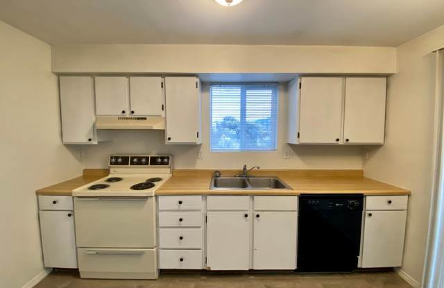 Hard to find 1 bdrm, 1 bath w/ garage!  1.7 miles from Sky Lakes Medical Center and Oregon Tech! - 1225 Prescott Street, Klamath Falls, OR 97601