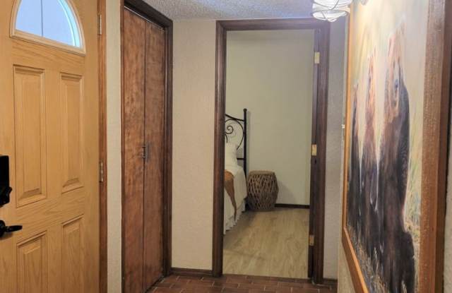 MOVE IN SPECIAL!!! Large Townhome with Views of Sierra Blanca and IMG lake Gallery 4