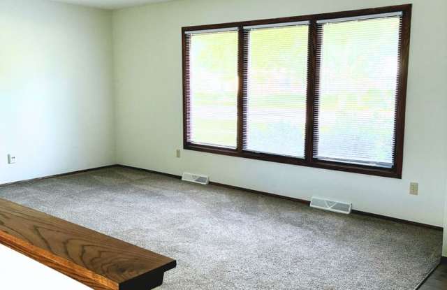 3 Bedroom/ 1.5 Bathroom Townhome for Rent - Waukesha, WI Gallery 2
