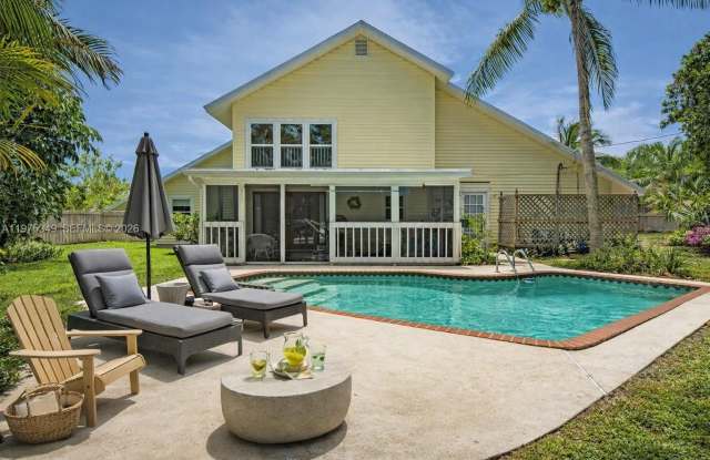 8075 SE Palm St photos photos