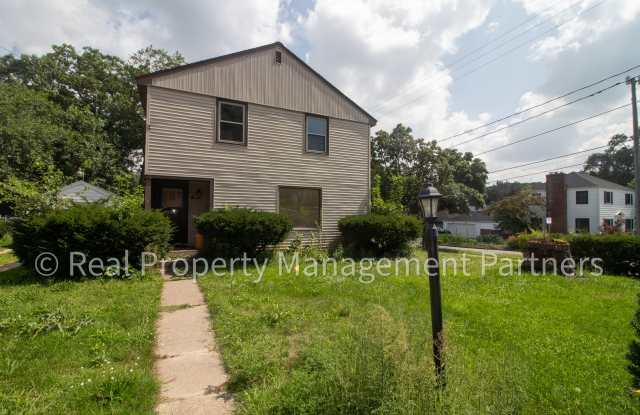 4-Bedroom Home – Renovated Kitchen and 4-Season Sunroom on a Corner Lot Gallery 4