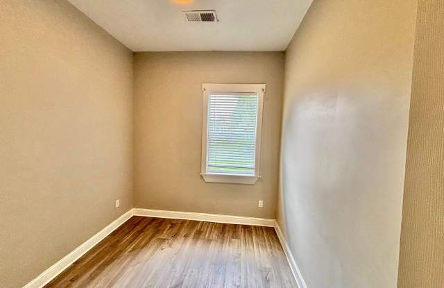 513 S 24th Street - 2 Bedroom House, Fenced Yard, Off-Street Parking, Pets OKAY! Gallery 4