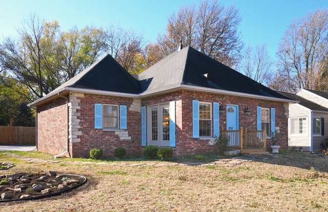 2 Blocks from MERCY HOSPITAL! FULLY FURNISHED! SHORT OR LONG TERM available! photos photos