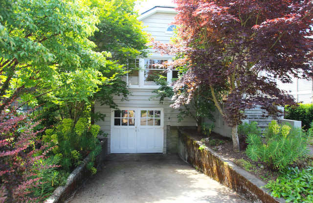 BEAUTIFUL 2 BED, 1 FLEX, GREENWOOD HOME FOR RENT W PRIVATE LOT - 917 North 84th Street, Seattle, WA 98103
