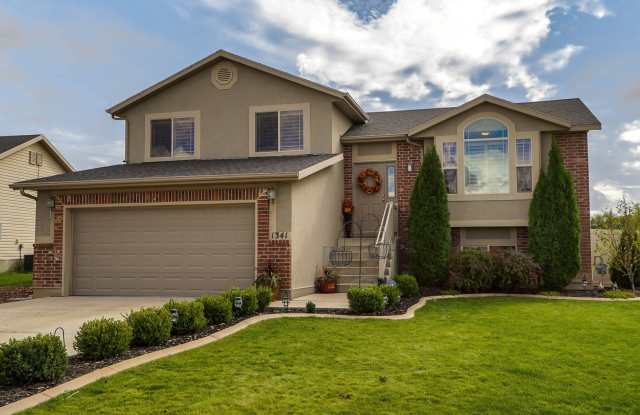 Beautiful 4 Bed, 3.5 Bath in Clinton - Washer  Dryer Included! - Available NOW! - 1341 West 1950 North, Clinton, UT 84015