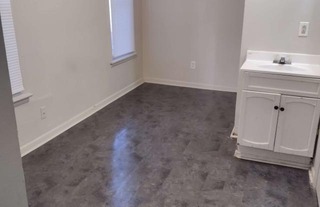 910 West 8th Street - 2 Gallery 4