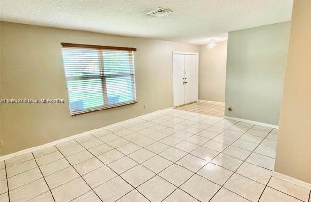 7150 NW 46th St photos photos