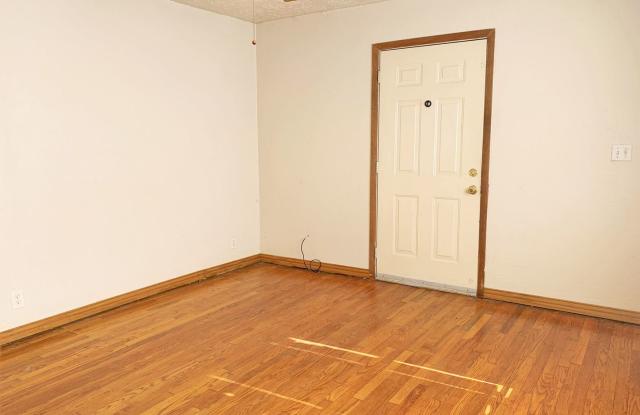 822 N Elm Gallery 4