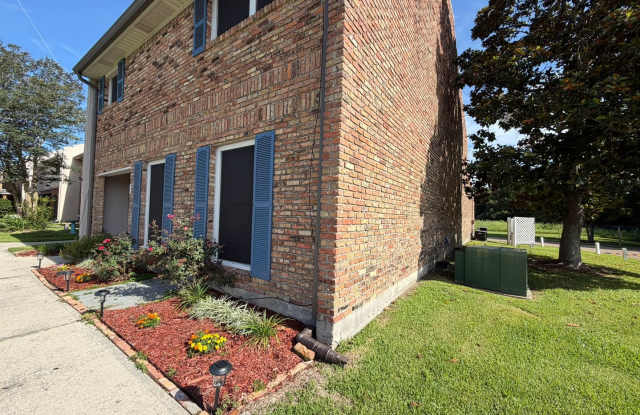 Spacious 3 Bedroom Townhome Available Now! **Move In Special - 1/2 Off the 1st Month** Gallery 4