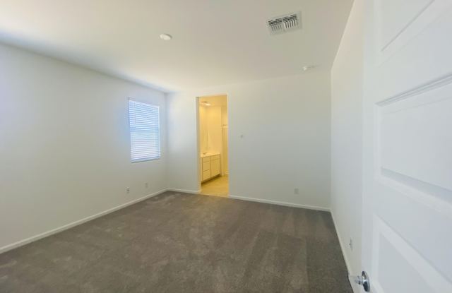5531 S 23RD Drive Gallery 4