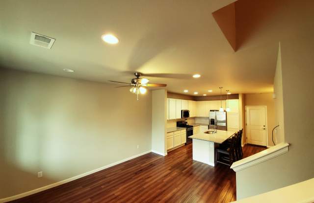 508 E Dry Creek Plaza Gallery 4
