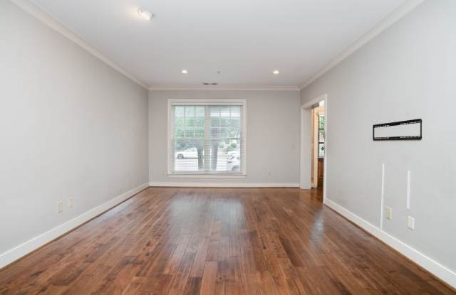 Gorgeous 2 bdmr 2.5 bath West Side Condo Now Available! Gallery 4