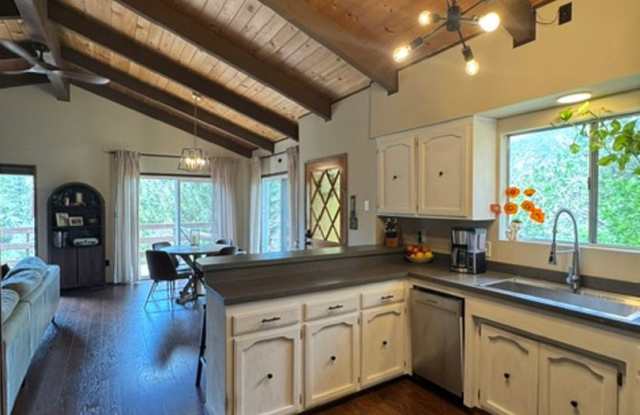 Fully Furnished 3 Bedroom Mountain Cabin with Garage, Large Deck & Scenic Views Gallery 4