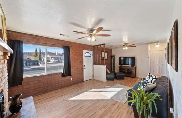 Charming 3 Bedroom Home Plus Casita. Pet Friendly! - 992 North 2050 East, St. George, UT 84770