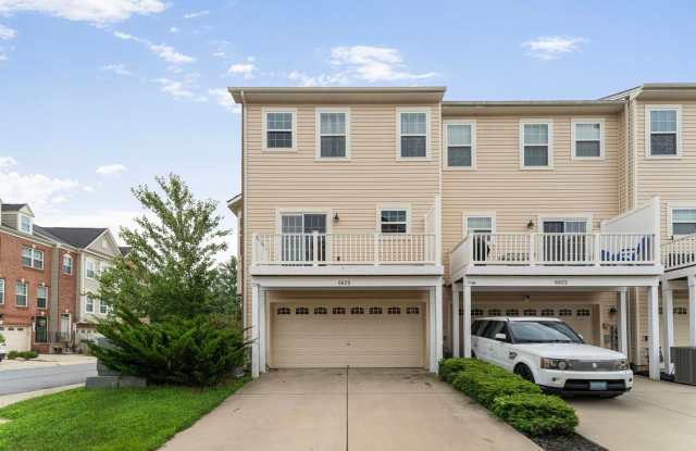 Spacious 3-Level END UNIT Townhome Gallery 3