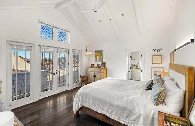 1227 De La Vina St Apt C Gallery 4