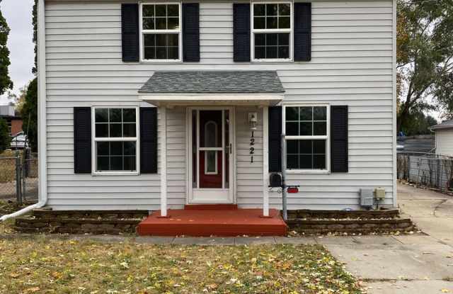 3 Bedroom 1.5 Bathroom with 2 Stall Garage - 1221 East 25th Street, Des Moines, IA 50317