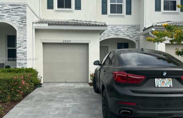 2621 SE 10th St - 2621 Southeast 10th Street, Homestead, FL 33035