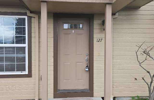 Available now! - 3 bed, 2 bath Townhouse in Eagle Point - 127 North Royal Avenue, Eagle Point, OR 97524