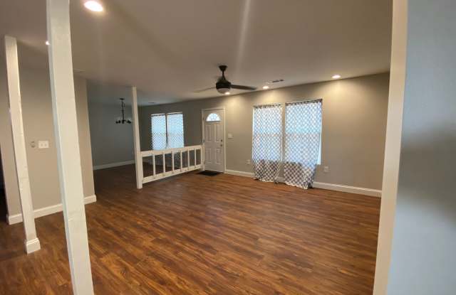 Lovely Spacious & Updated 4 Bed 3 Bath Home In Chapel Hill! Gallery 4