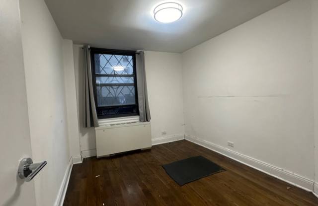 244 E 44th St Gallery 4