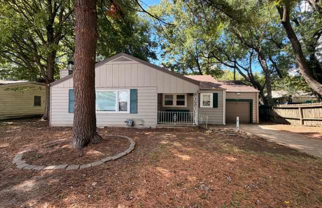 2 Bed / 1 Bath House w/ garage and fenced in backyard. Gallery 1