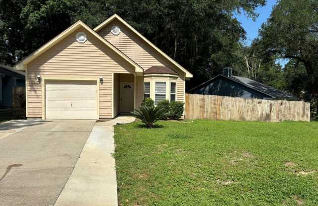 Charming 3/2 Home with Pet-Friendly Yard  Deck – Available 8/1! photos photos