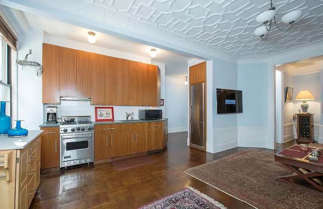 201 W 54th St Apt 2D Gallery 2