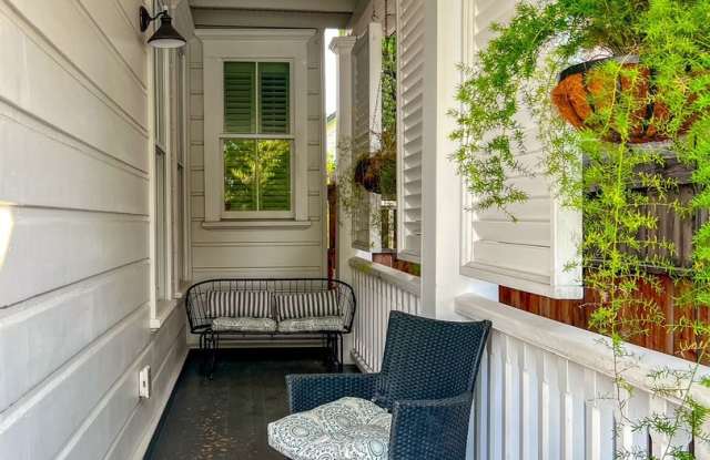 Beautifully Updated Two Bedroom Downtown Victorian Home Gallery 4