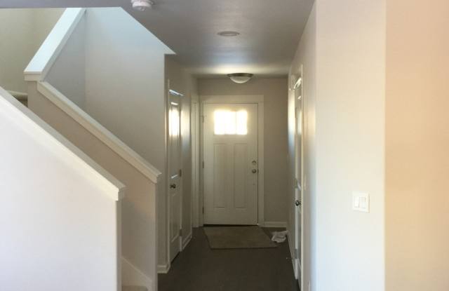 SE New Townhouse, 3 Bedrooms, 2 1/2 Baths, Garage, Gas Heat, Patio, Pet Considered photos photos