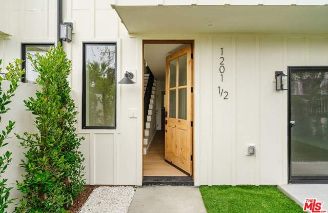 1201 1/2 McCadden Pl photos photos